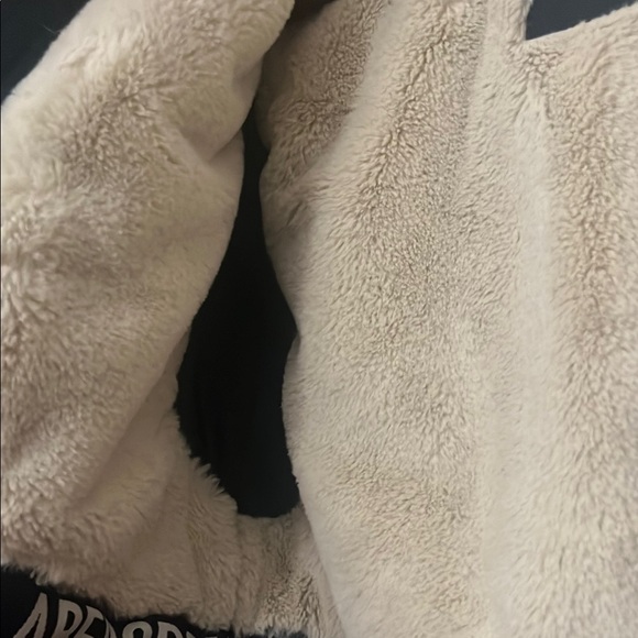 Boys Abercrombie Kids Navy Jacket with Red Plaid Lining. Hooded fur. Size 8 - Picture 5 of 9